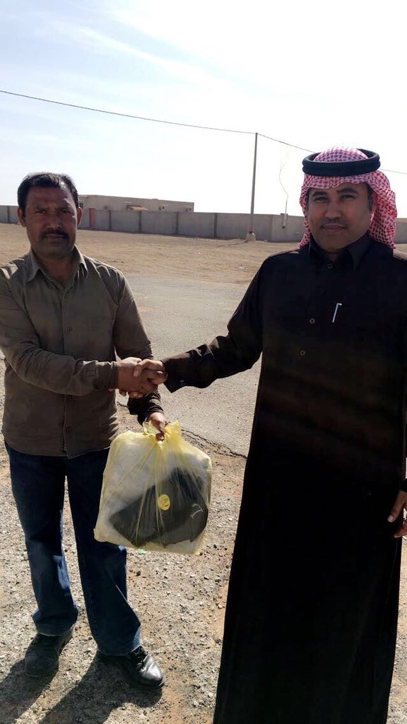 Otescool's tweet photo. بادرت ثانوية عطي من ضمن الشراكة المجتمعية في المنطقة بتوزيع كسوة شتاء على عمالة البلدة، ت��ضمن بجامة شتوية وجوارب وقفاز يدين وقبعات رأس .. #تعليم_النبهانية #تعليم_القصيم #عطي https://t.co/tlEsdKS5CB