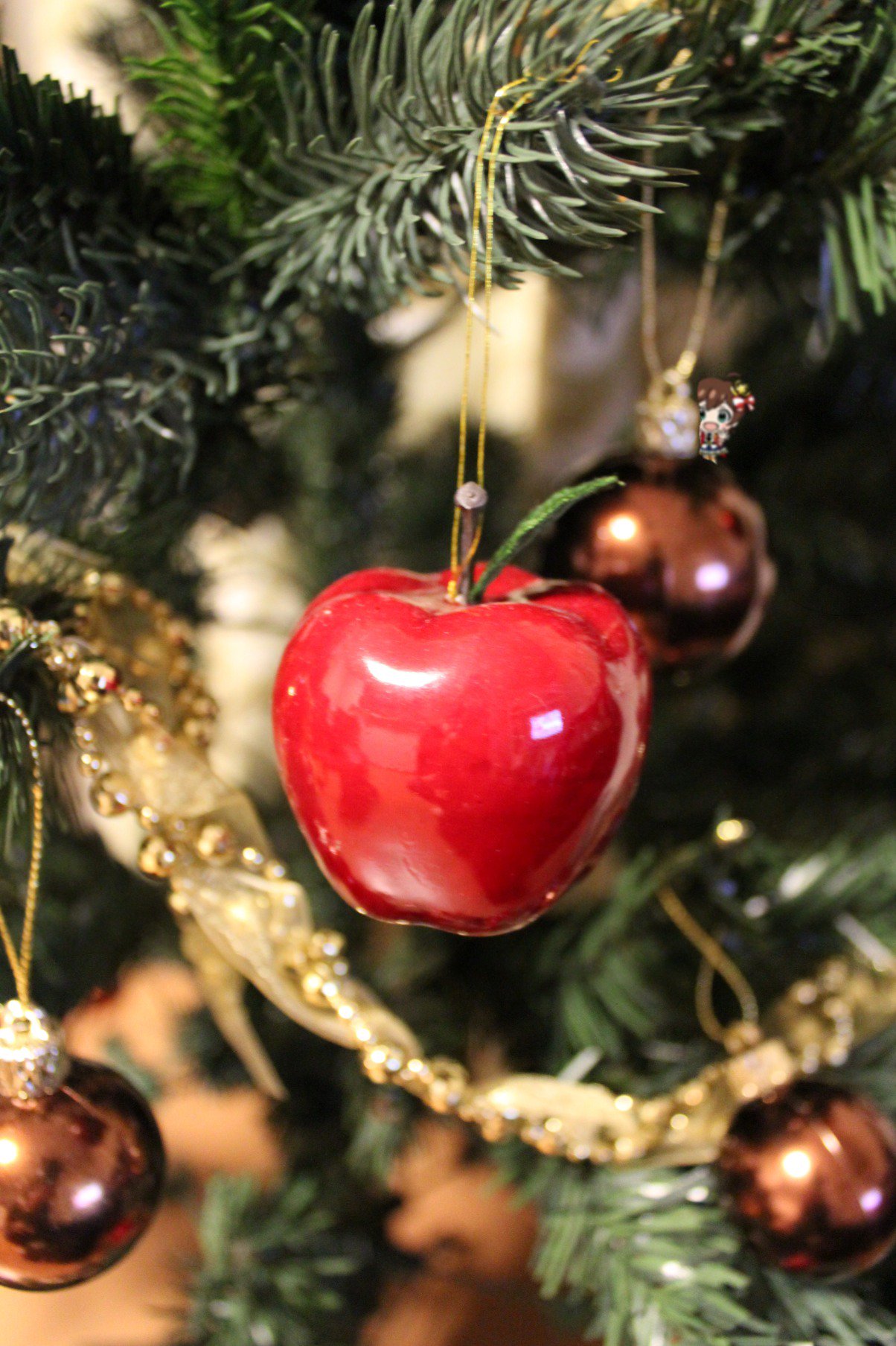 灯秋 今日のりんご オーナメント 食べられません ツリーやリースの賑やかしに使われている飾り 鮮やかな赤色がツリー の緑やオーナメントボールの白金と組み合わさりとてもキレイ クリスマスでうかれているお客さんひなたも多分お気に入り ミリシタ