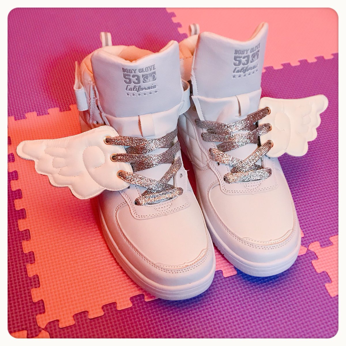 Bisuko Ezaki 11 1渋谷babyswanゲスト出勤 Na Twitteru また天使の羽スニーカー作った 今までのより羽の形が ゆめかわいい感じ 28cmだから可愛い靴売ってなくて 自分でシンプルなスニーカーに紐と羽でカスタマイズするしかないのだ