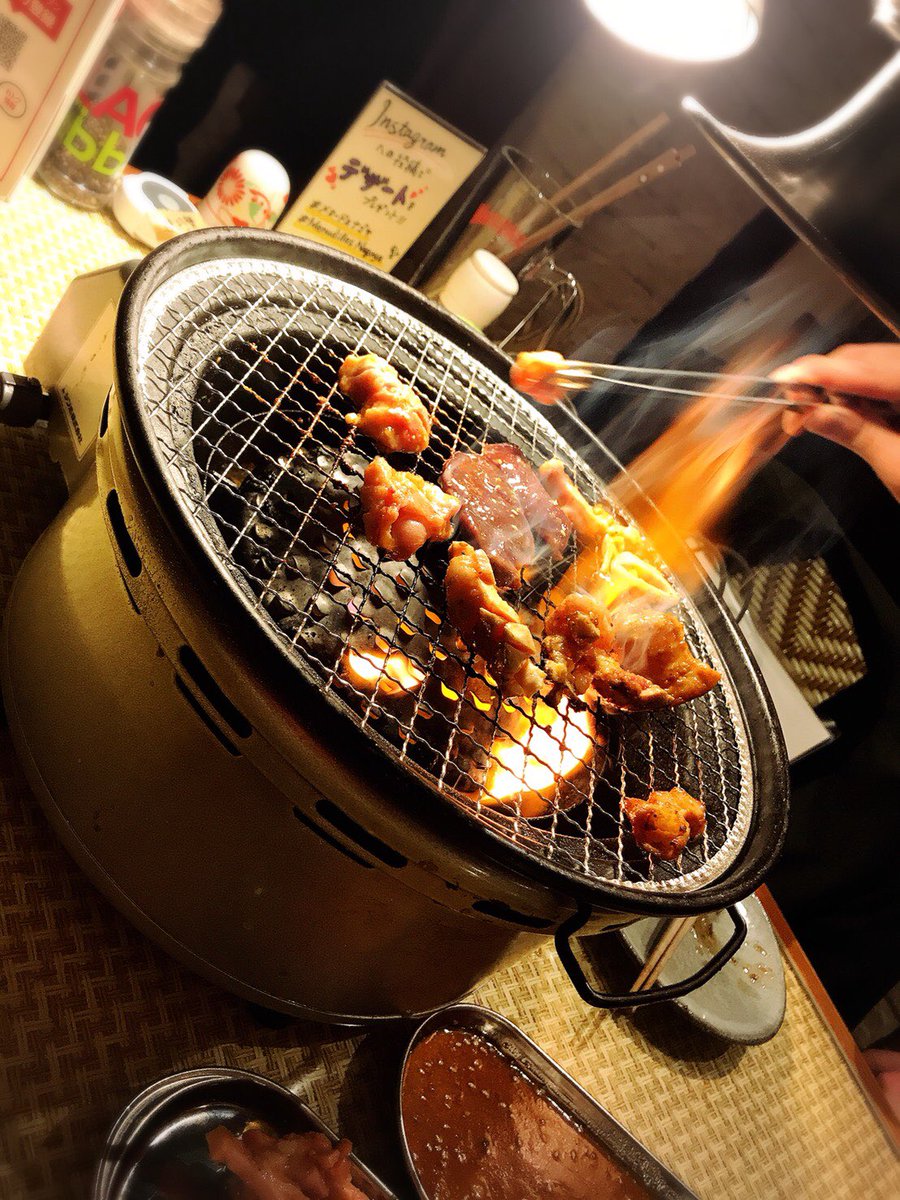 detectivekid1's tweet photo. めりくり&amp;いゔ&amp;1ねんきねん。
いゔにホルモンの焼肉食べるあたり初々しさはありません。
ただ、ぺあうぉっち買ったり、ぷりくら撮るあたりらぶらぶのままです。
これからもどうか。
数少ないフォロワーの方々、祝ってちょーだい。
#買った次の日に #時計忘れる #かわいい https://t.co/64XpALeAps