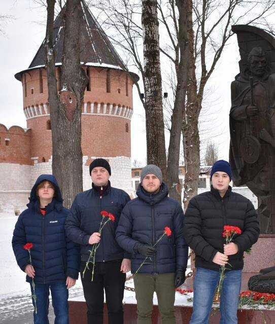 Возложил цветы к памятнику НКВДшникам защитникам Тулы
#100летВЧК