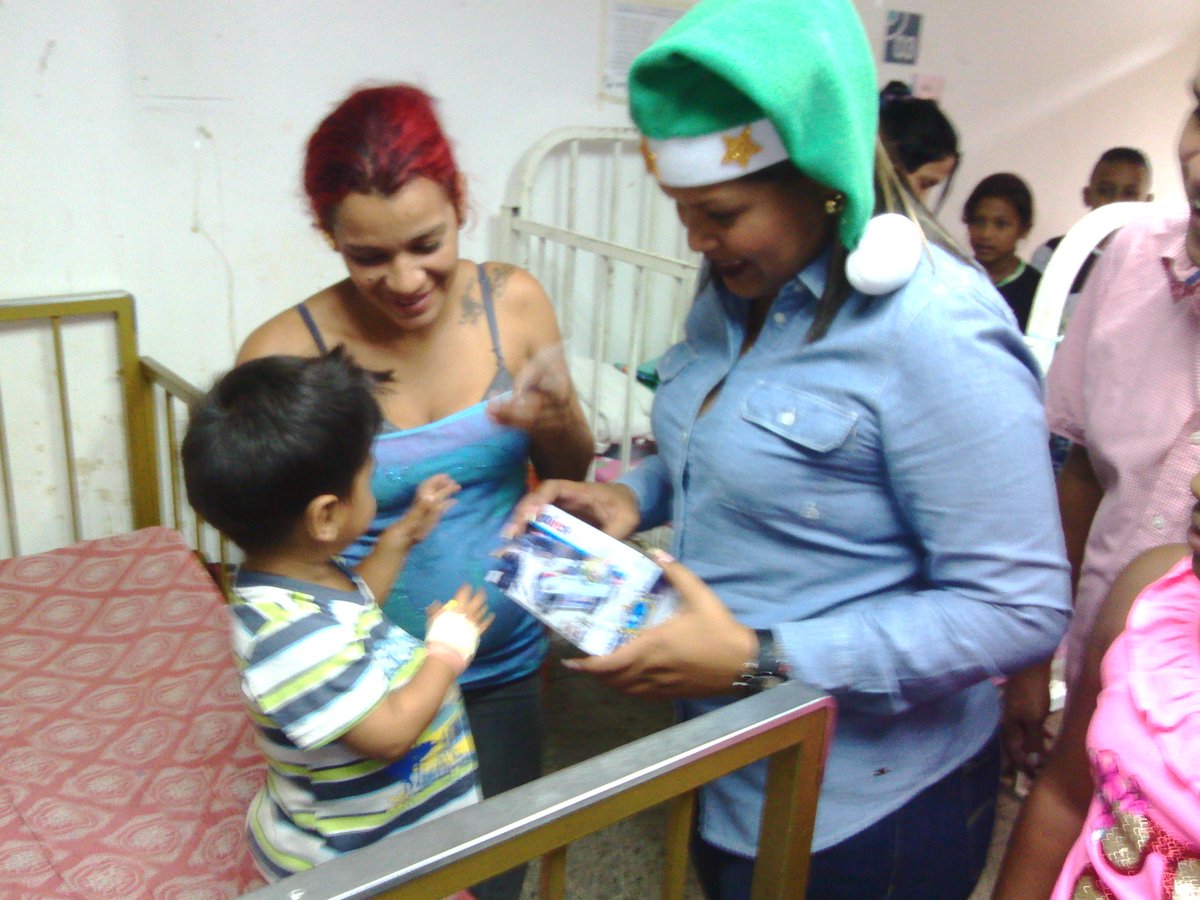 PiarAlcaldia's tweet photo. #FelizNavidad2017  la @PiarAlcaldia .@tatachavista entregó bono Navideño y juguetes a los niños del Hospital Hervacio Vera Custodio de Upata https://t.co/6pXNC2sfHV