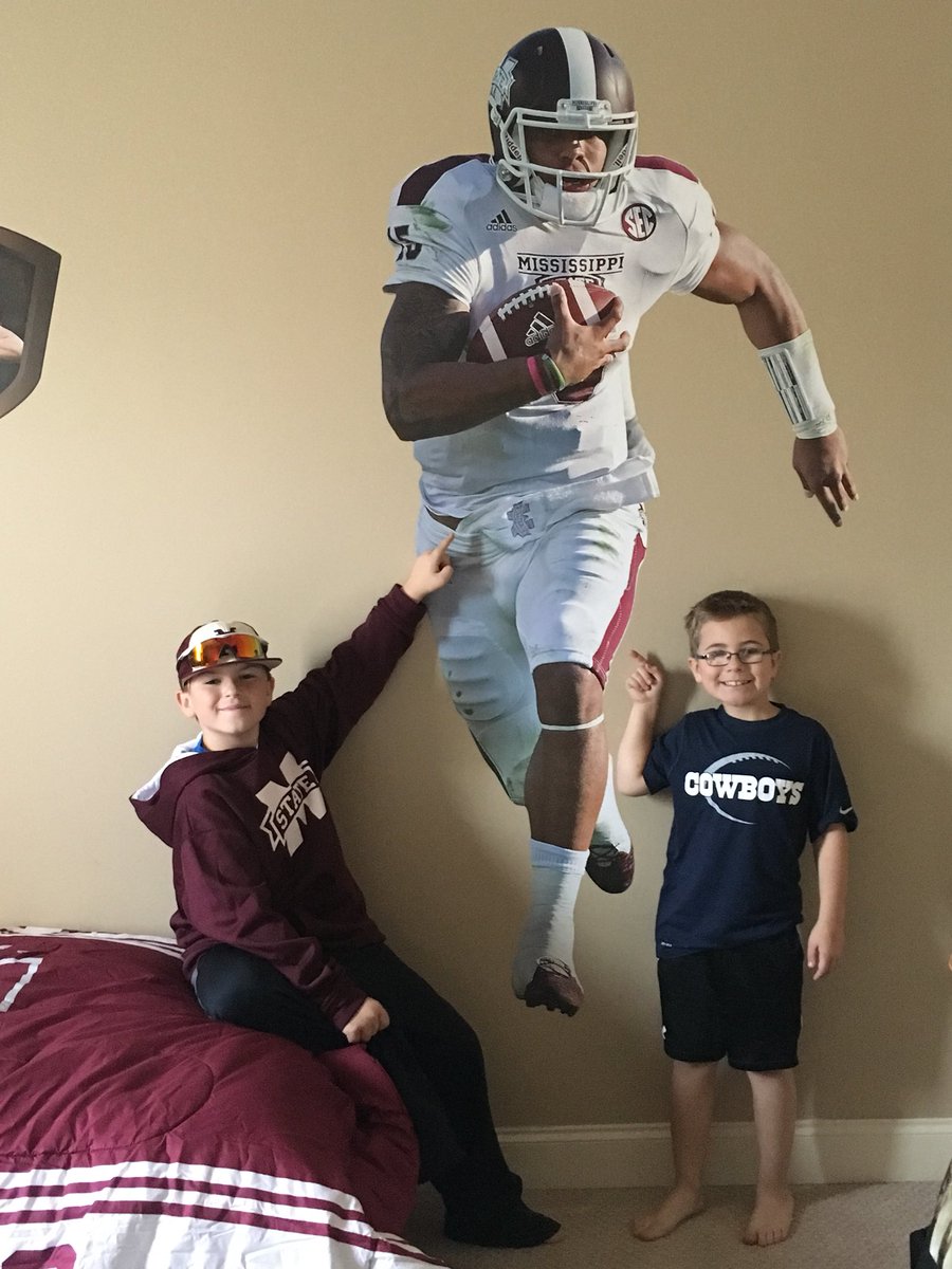 JBSHAW78's tweet photo. @dak Merry Christmas from your Hailstate family! #favoritegift #theirhero https://t.co/BQpYzNhBx9