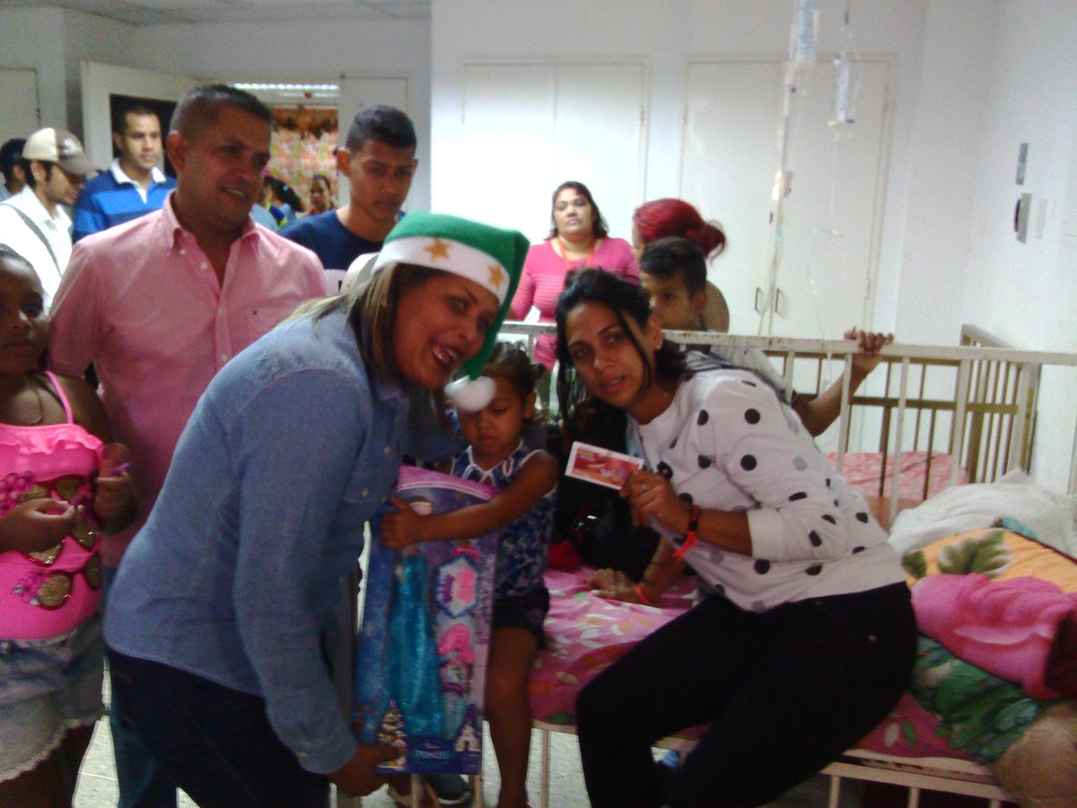 PiarAlcaldia's tweet photo. #FelizNavidad2017  la @PiarAlcaldia .@tatachavista entregó bono Navideño y juguetes a los niños del Hospital Hervacio Vera Custodio de Upata https://t.co/6pXNC2sfHV