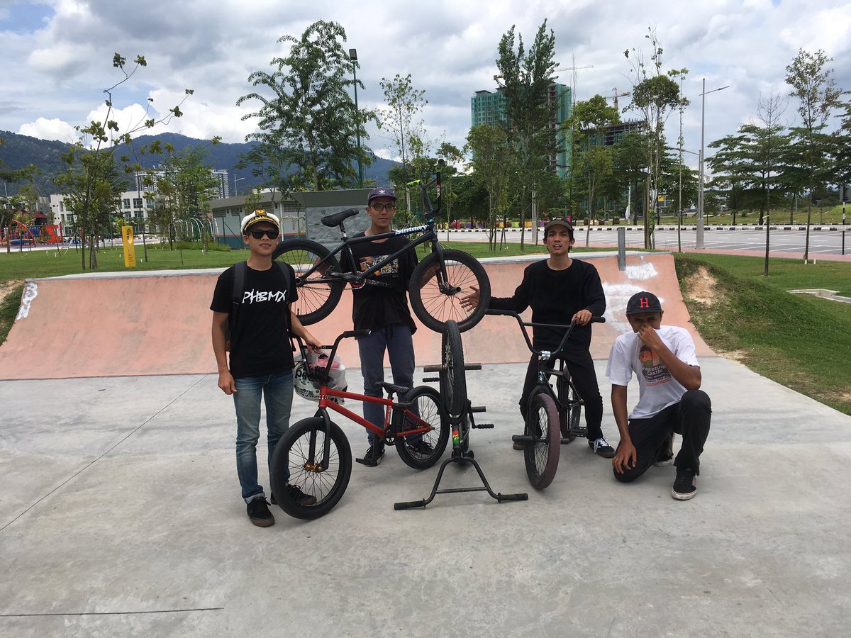 IPHBMX's tweet photo. Merry Christmas folks! I hope you all have a fantastic day surrounded with friends and family🎄🎅 #IPHBMX #BMX #RIDEBMX https://t.co/oknCWN93rv