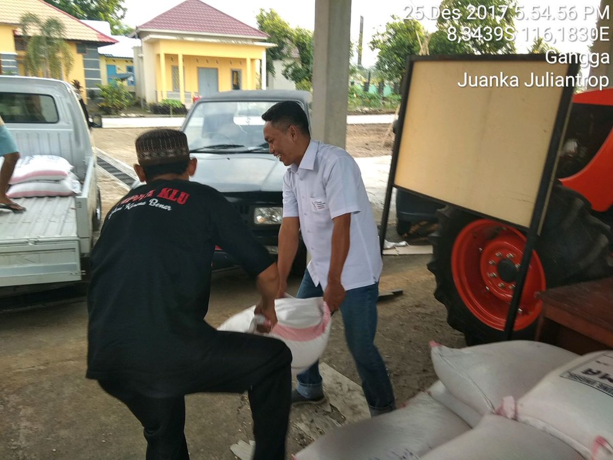 iniwaris's tweet photo. Distribusi benih utk kelompok tani.LOMBOK UTARA https://t.co/URpbIXrSRc