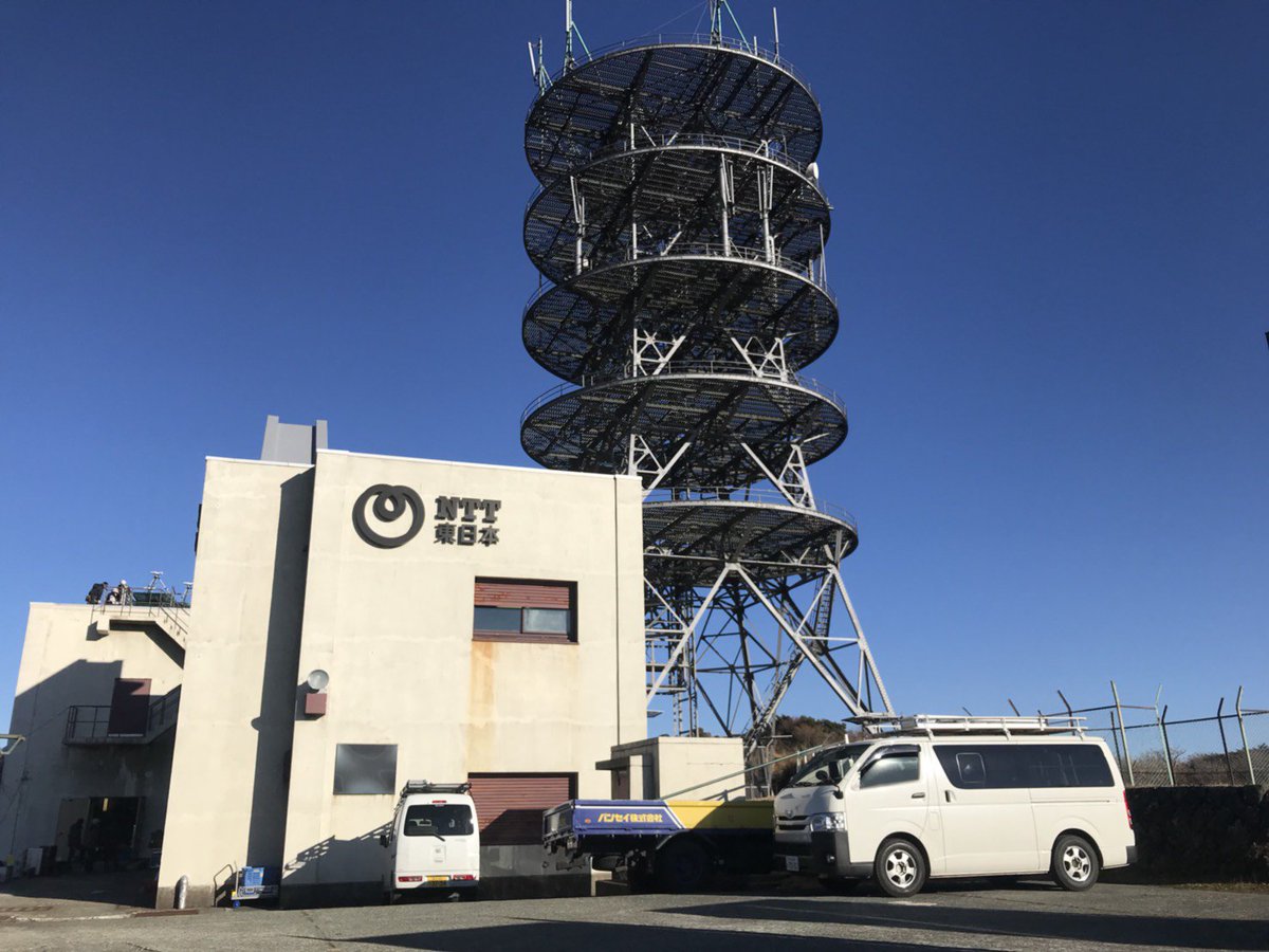 箱根駅伝番組公式 第94回箱根駅伝まで8日 山々が連なる箱根エリアからの映像と音声は 放送センターとして Ntt東日本双子 無線中継所をお借りしています 今日はそのセッティングの日 中継の準備も着々と進んでいます