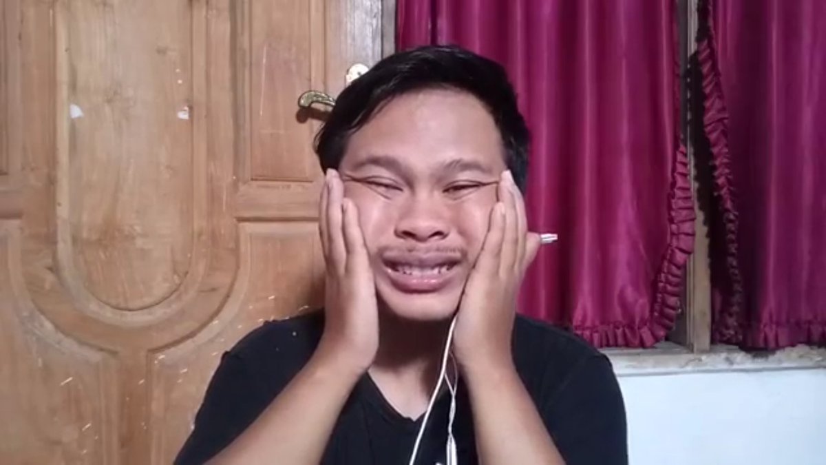 dworz_'s tweet photo. waktu liburan om datang ke rumah

om : apa aja kegiatan ? udh wisuda kan ?
me : ya gini gini aj om https://t.co/7g0t9bEDnP