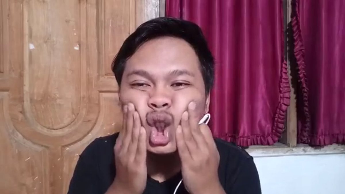 dworz_'s tweet photo. waktu liburan om datang ke rumah

om : apa aja kegiatan ? udh wisuda kan ?
me : ya gini gini aj om https://t.co/7g0t9bEDnP