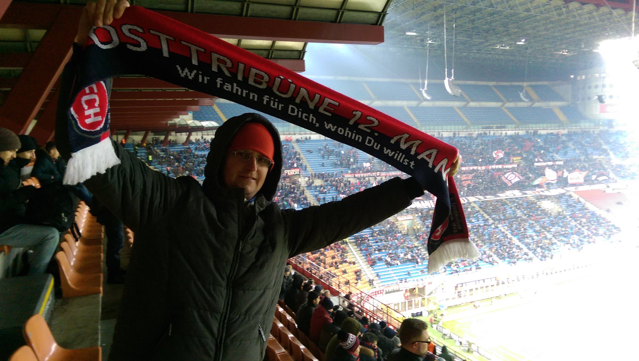 1 Fc Heidenheim 1846 On Twitter Rot Blau Weisse Grusse Aus Dem Sansiroofficial Vom Fch Fanradio Jurgen Fetze Fetzer Hat Vor Knapp Zwei Wochen Unsere Farben Beim Seriea Tim Spiel Acmilan Gegen Den Bfcofficialpage