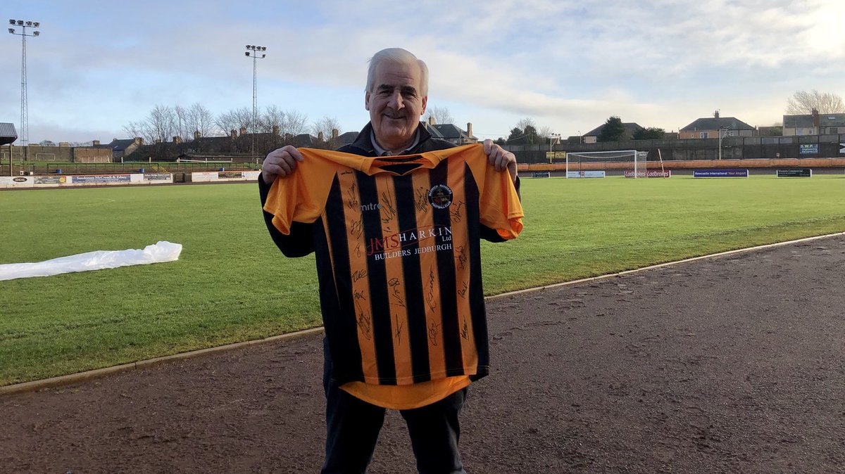 🎁| CHRISTMAS GIVEAWAY

To celebrate Christmas this year we have a special present for one lucky supporter.

Simply RT and follow for your chance to win this signed shirt! #BRFC
