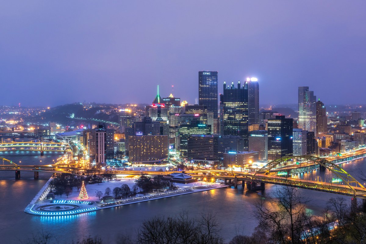 DaveDiCello's tweet photo. Snow blankets downtown #Pittsburgh this morning in the first white Christmas that I've ever got to photograph in the city.  Merry Christmas everyone! https://t.co/GsAxxkSGss