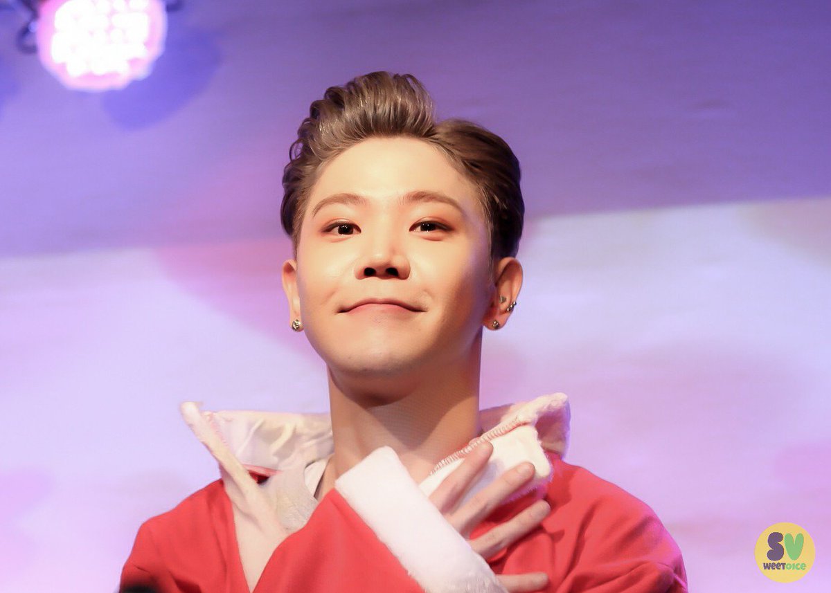 Sweetvoice_0713's tweet photo. 2017.12.24 메리크리스마스💓
마지막까지 화이팅!! 
@AxisB_HOON
#아시즈비 #AxisB https://t.co/vpyvtalkOr