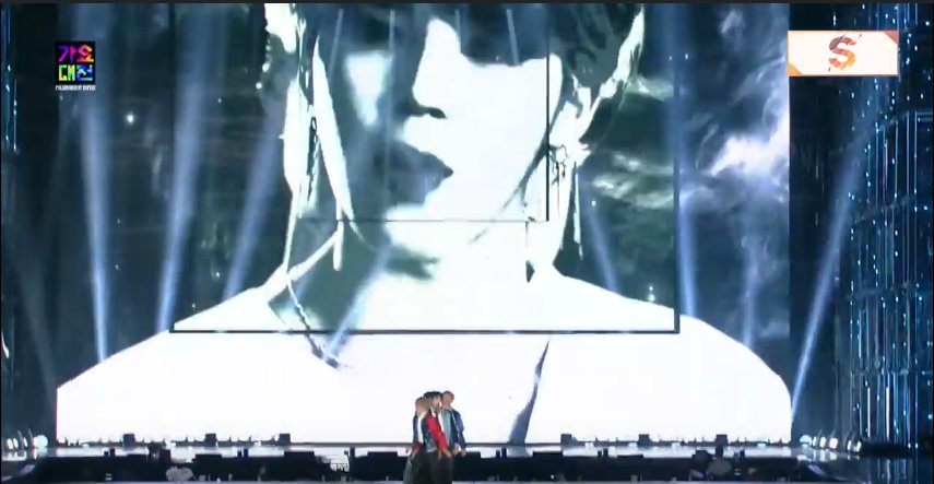HotAigoo's tweet photo. 가요대전
это что новые загадки, почему вместо Чонгука Шуга?🤔🤨 https://t.co/riL0Q0wX9k