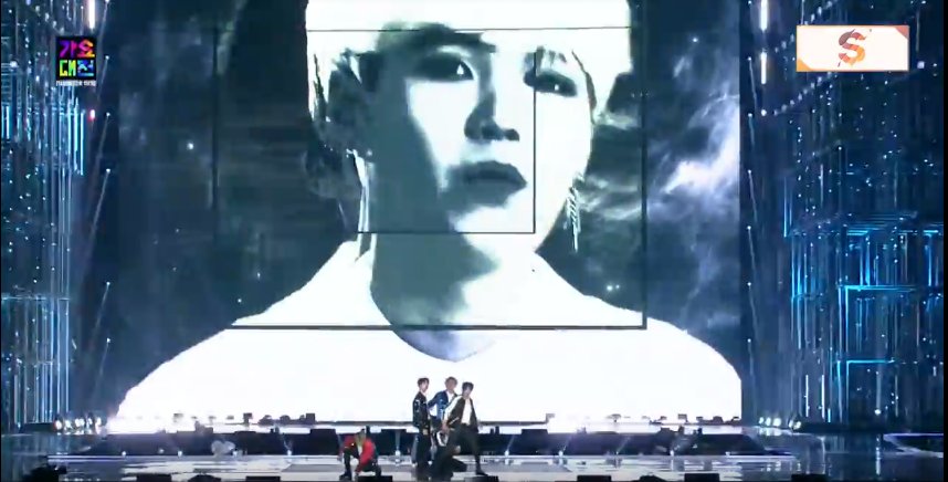 HotAigoo's tweet photo. 가요대전
это что новые загадки, почему вместо Чонгука Шуга?🤔🤨 https://t.co/riL0Q0wX9k