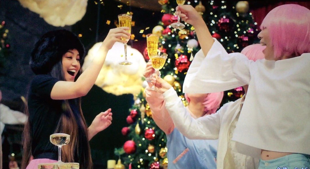 O9Yhl2's tweet photo. 本日の1曲
『Christmas Wish』
曲もPVもキラッキラ!楽しそうな安室ちゃんって結構PVでは珍しいから見てて嬉しくなる♫
日本のクリスマスソングってバラード多めだからこの明るい曲はきっとこの先も色んな場面で耳にするだろうな^ ^
メリークリスマス✨
#NA2017 https://t.co/zK2WSdQn8c