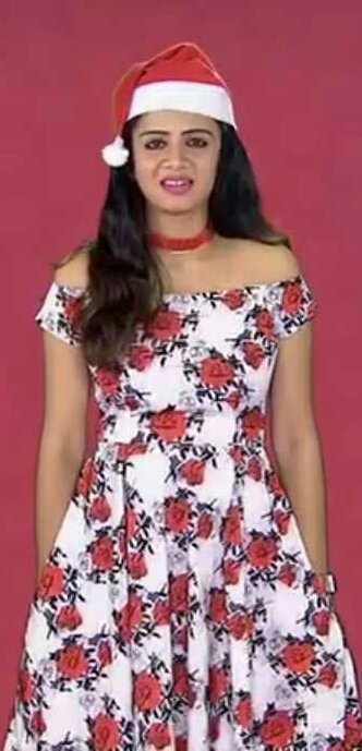 AnjanaVJ_'s tweet photo. Anju ma semaya irukinga #SantaCap🎅 vachukitu😍😍❤ @AnjanaVJ #BeautyQueen👸 https://t.co/zacoZdftEI