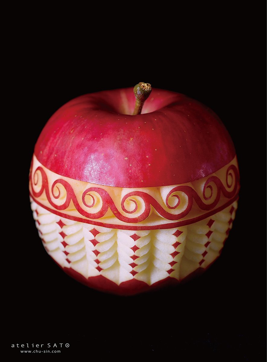 りんごの表面にs字にうねった模様を彫りました ツイナビ