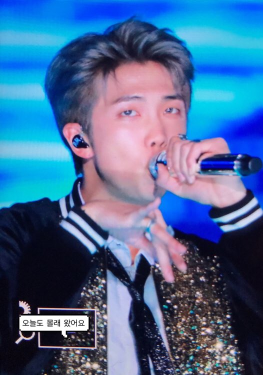 namjunemolle's tweet photo. 171225 RM https://t.co/6NUORllb8g