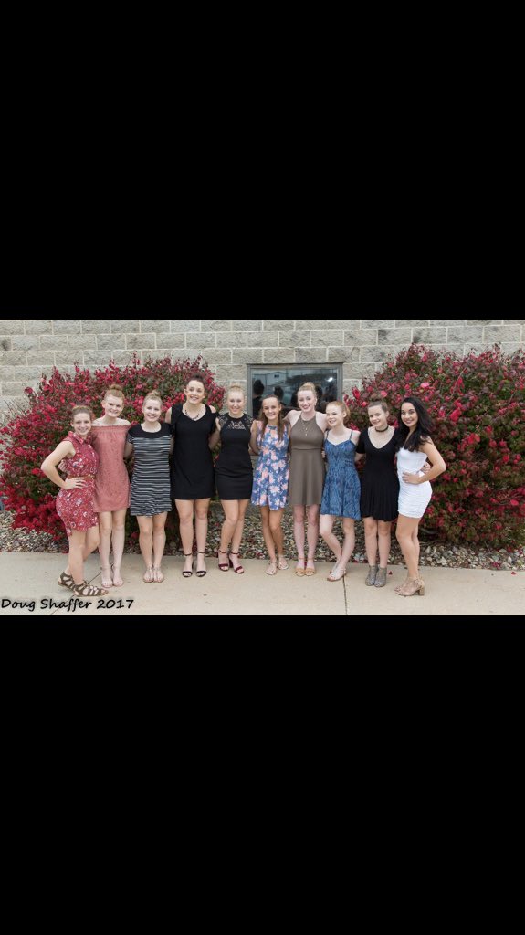 NLDance_'s tweet photo. MERRY CHRISTMAS from the North Linn dance team!! ❄️❄️ #NLDT #lynxcountry https://t.co/GJYNk7HTZA