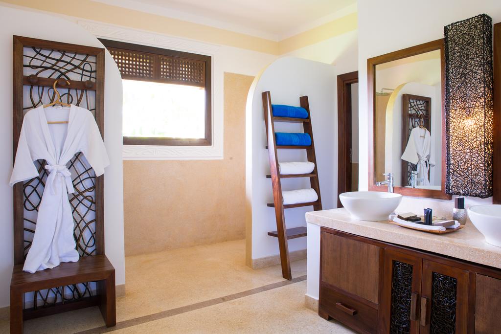 zanziplanetours's tweet photo. Enjoy the Luxuries of #Fruits &amp; #SpicesWellnessResort by the gorgeous #UziIslandBay, 🇹🇿#Zanzibar. Book our Special 07 Night Deal in Bed &amp; Breakfast for this 05-Star Resort for as low as $ 795pp. SAVE up to 45% + FREE stay and meals for kids 👉 https://t.co/8BfwUf68SP https://t.co/5KjoVmD1dN