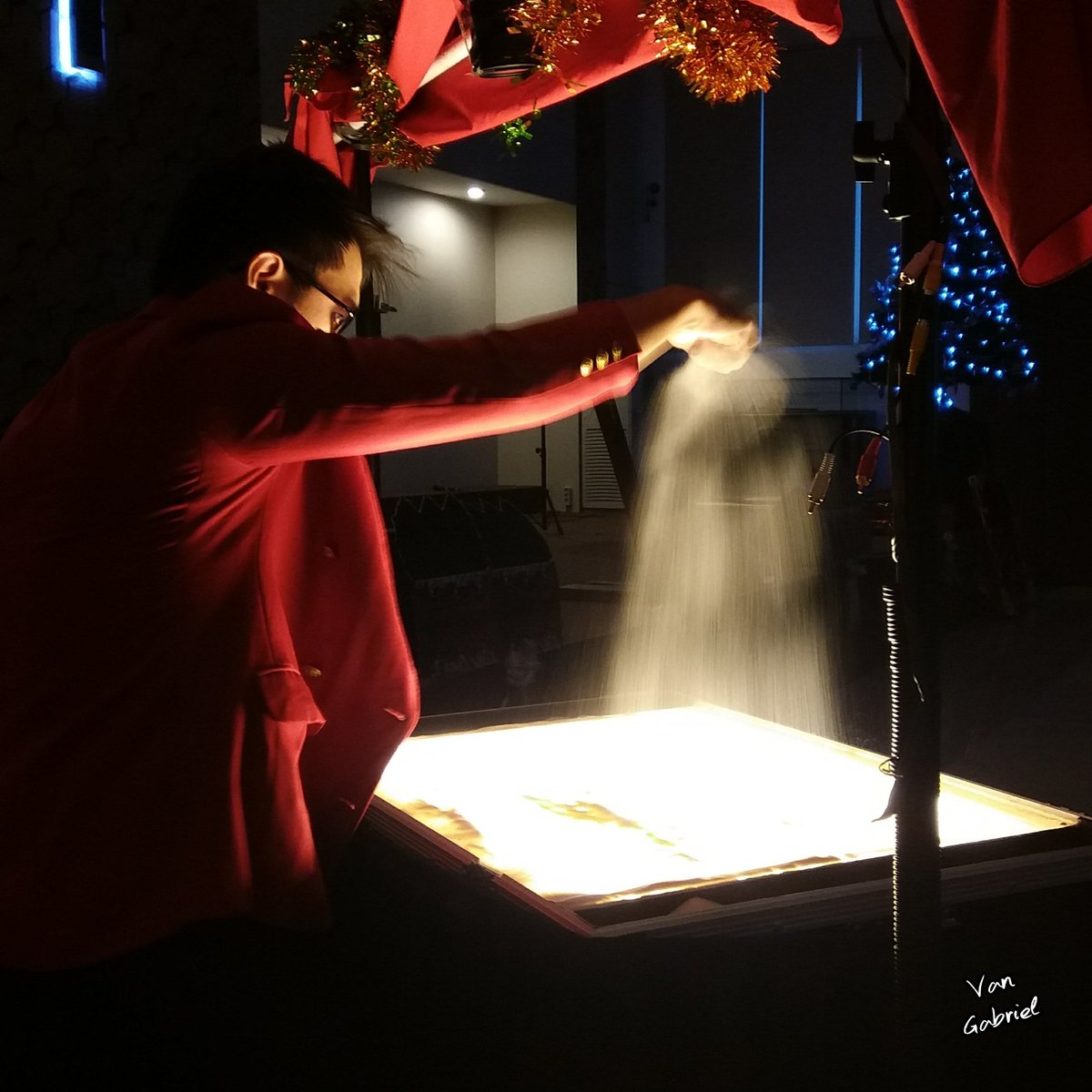 Van_Gabriel's tweet photo. #sandart #sandstory #sandanimator #sandanimation #sandanimatorjakarta #sandanimationartist #sandartist #sandanimatorindonesia #vangabriel #vangabrielmagic https://t.co/vs8E3pI6MI