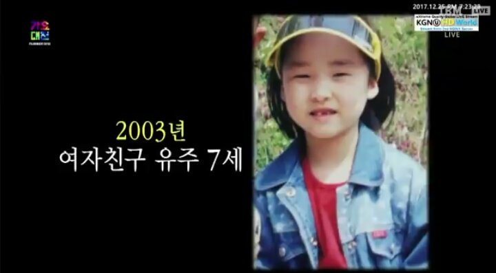 GSUBTH's tweet image. [V LIVE] ยูจูบอกว่าวันนี้บน VCR มีขึ้นรูปตอนเด็กของตัวเองออกมา แต่นั่นเป็นรูปที่ดูน่าเกลียดที่สุด(ในความคิดของน้อง 😂) ก็เลยเอารูปอื่นๆมาโชว์ค่ะ บอกว่ารูปอื่นๆที่โชว์ในวีไลฟ์ดีกว่ารูปในจอเยอะ

v รูปที่ขึ้นบนจอค่ะ (น่ารักออก &amp;gt;&amp;lt;)
(Pic ©ste_gosh930)