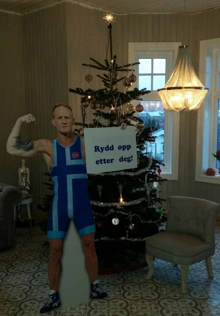 Med fire sønner som går i bryting har vi endelig fått en med autoritet inn i huset som kan gi viktige beskjeder. 😄 #FullSizePappfigur <a href="/Stigandreberge/">Stig-Andre Berge</a>
