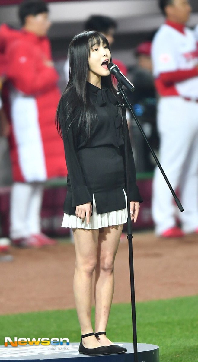 gfrndchart's tweet photo. YUJU is THAT VOCALIST
WON FantasticDuo
Individual apps IS
Chosen to sing National Anthem
Trends multiple times in Korea after her breathtaking perfs
Yuju acumulated over 2 million dls alone without an official solo debut! 
Knetz nominate her as “one of the best sing among idols” https://t.co/cIOnpLEWkZ
