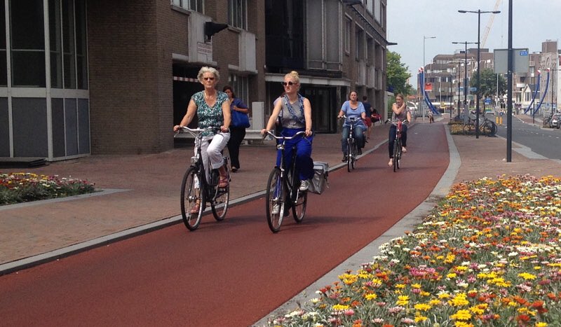 “On arrive en nage quand on prend le vélo”. Pas plus qu’en marchant. Le vélo est une pratique où l’on est assis et où l’on va 4 fois plus vite qu’en marchant, avec la même force musculaire.