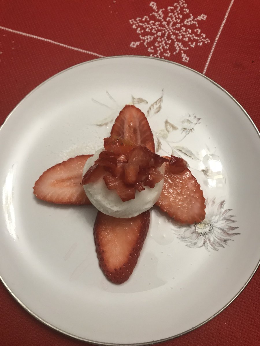 FLaProhibida's tweet photo. Postre navideño. Ligero y saludable. Fresas con helado de cava. #Navidad2017 #PapaNoel #laprohibida #frutaslaprohibida #FelizNavidadParaTodos                 🍓+🍨🍾= https://t.co/Tz0UT84QMU