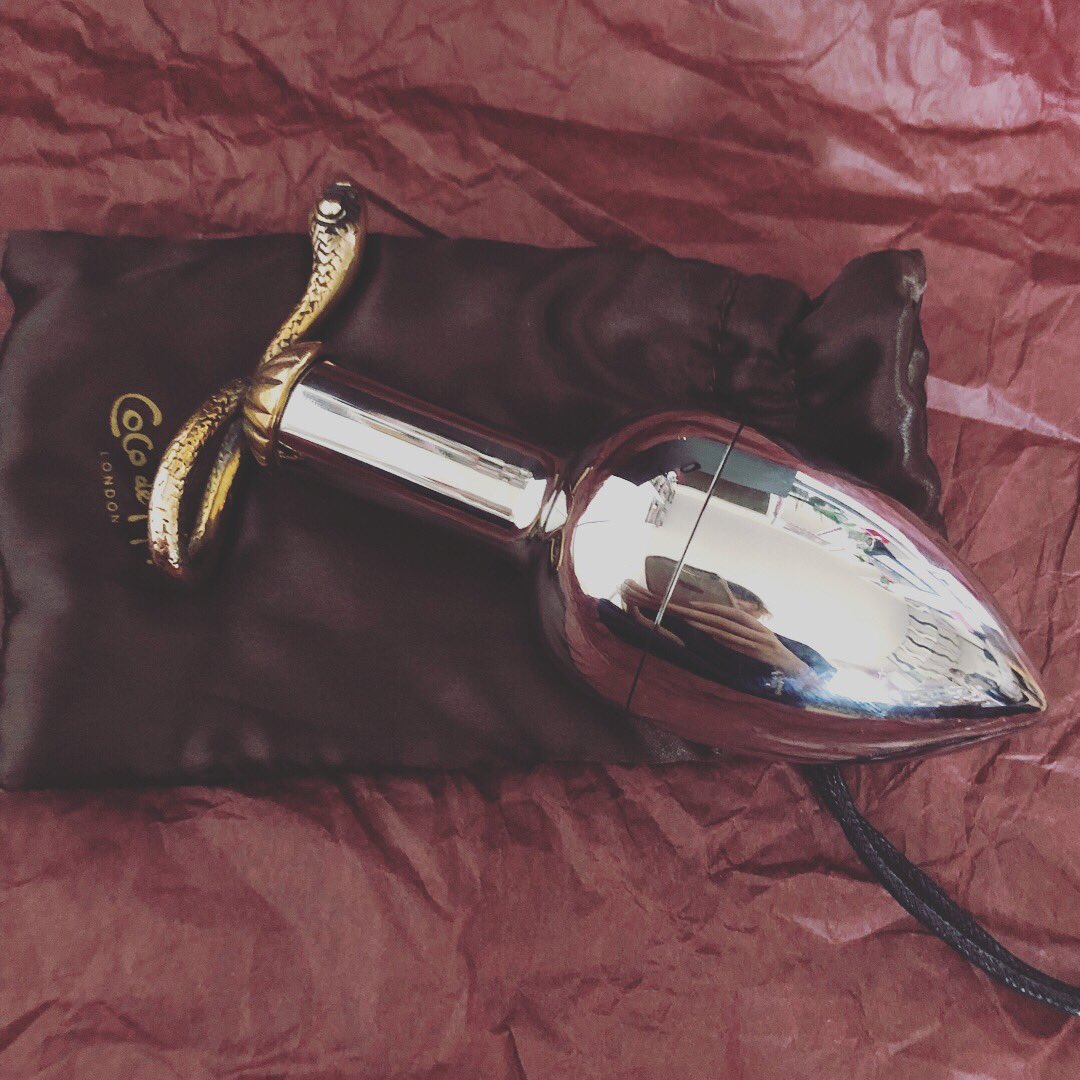PrivateCaseClub's tweet photo. #Noël chez #PrivateCase : un paquet qui renferme une surprise... de taille ! Une pièce magnifique qui ravira les amateurs.
#Christmas #Secret #ClubPrive #BDSM #BDSMlifestyle #PrivateClub #JoinTheClub #StartUp #Bondage #Luxury #LuxuryLifestyle #Master #Mistress #Domina https://t.co/4PkydFKCeL