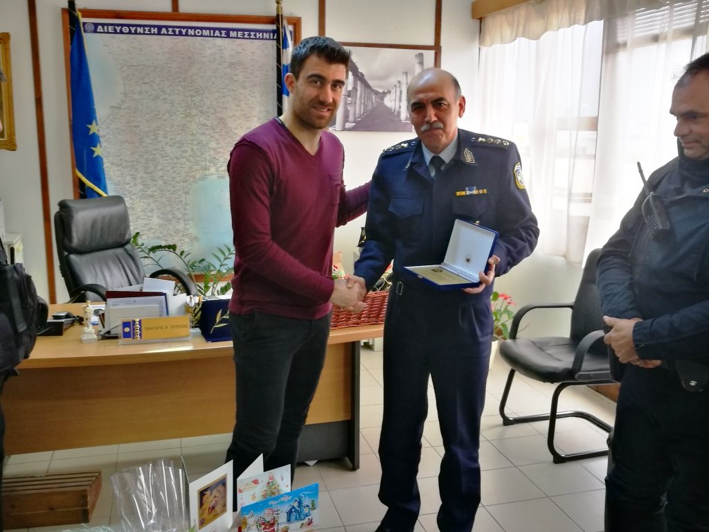 hellenicpolice's tweet photo. Δωρεά αλεξίσφαιρων γιλέκων για τις ανάγκες των Υπηρεσιών της Διεύθυνσης Αστυνομίας Μεσσηνίας
Τα αλεξίσφαιρα προσέφερε ανιδιοτελώς ο διεθνής ποδοσφαιριστής κ. Σωκράτης ΠΑΠΑΣΤΑΘΟΠΟΥΛΟΣ, για τις ανάγκες των υπηρεσιών της Διεύθυνσης Αστυνομίας Μεσσηνίας
https://t.co/0to26DsVqt https://t.co/pvky5IjyoY