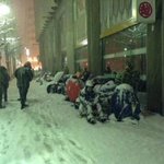 雪の中で徹夜でライブに並んでいる方達。すごい根性に感心します。