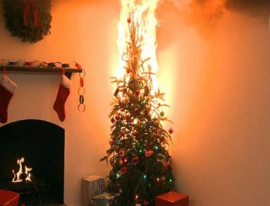 PCMirandaZulia1's tweet photo. No sobrecargar la decoración navideña, de esta manera evita el sobrecalentamiento de las luces y el árbol de Navidad https://t.co/XezklqIC5b