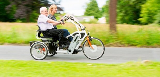 “Une personne handicapée ne peut pas faire du vélo”. Bien au contraire: le vélo permet à une personne en fauteuil de retrouver son autonomie, p.e. en montant directement sur son  #Benur, sans transfert. Ecoutez Yoann, qui en a eu assez des bouchons: 