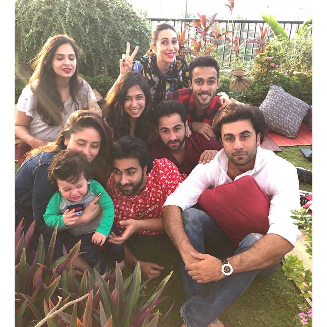 BaazBuzz's tweet photo. Swipe to see what went down at the #Kapoor Christmas brunch 🎄 #RanbirKapoor #TaimurAliKhan #KareenaKapoorKhan #SaifAliKhan #KarismaKapoor https://t.co/oGSAtarwO3