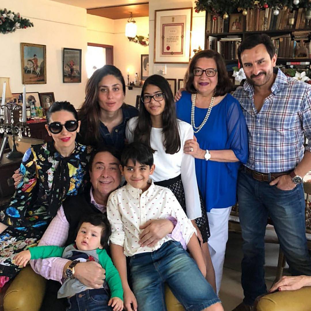 BaazBuzz's tweet photo. Swipe to see what went down at the #Kapoor Christmas brunch 🎄 #RanbirKapoor #TaimurAliKhan #KareenaKapoorKhan #SaifAliKhan #KarismaKapoor https://t.co/oGSAtarwO3