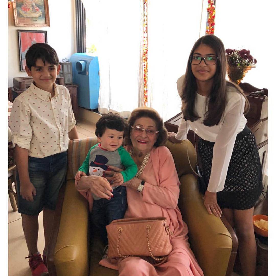 BaazBuzz's tweet photo. Swipe to see what went down at the #Kapoor Christmas brunch 🎄 #RanbirKapoor #TaimurAliKhan #KareenaKapoorKhan #SaifAliKhan #KarismaKapoor https://t.co/oGSAtarwO3