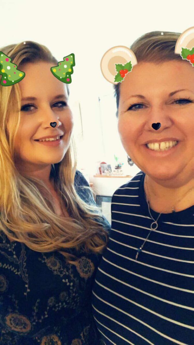 tavistockgirl's tweet photo. Christmas wouldn't be Christmas without silly selfies...

#MyFavouriteHumans 💕
#ChristmasDay2017 🎄 https://t.co/OfsgntJk69