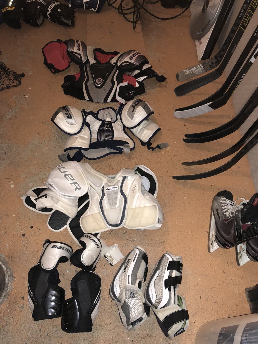 DavidLilliestrm's tweet photo. Någon som är i behov av hockeyprylar? Uppväxt med ensamstående mor så vet hur kämpigt det är för vissa att få ihop ekonomiskt. Skänker bort ifall nån familj behöver nått av detta. Nås på 0707468422. https://t.co/ygiD0eQovi