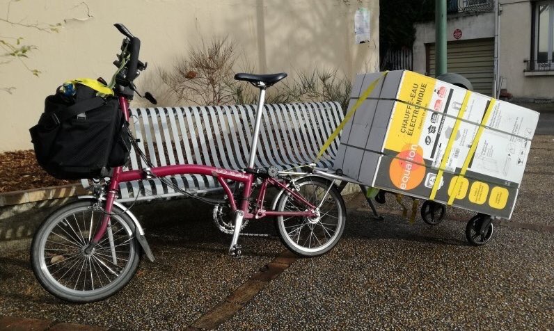 “On ne peut rien transporter sur un vélo”. Inexact. Des solutions simples, pliables et peu coûteuses existent.  @cartonplein75 vous déménagera avec plaisir à vélo!