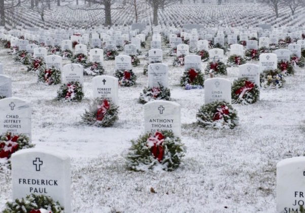 We should all take a moment to say a prayer for those who paid the ultimate price  — Their bravery and sacrifice allows us to live in the greatest country in the world. #USA #ArlingtonNationalCemetery #Christmas 🇺🇸🇺🇸🇺🇸