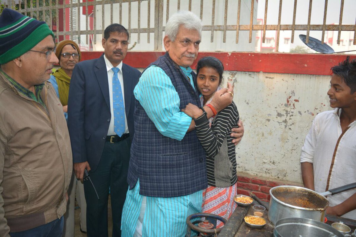 manojsinha_'s tweet photo. आरती एक परिश्रमी और मेधावी छात्रा है जो एक चाय का ठेला लगा कर अपना एवं अपने परिवार का खर्चा चलाती है।इसी चाय के ठेले से वह अपने दो भाइयों को भी पढ़ाती है और खुद भी पढ़ाई करती है। आरती की पढ़ाई के प्रति लगन और मेहनत को देखते हुए उसे 40,000 रुपये की छात्रवृति उपलब्ध करवाई है https://t.co/KMq4Rh9CqF