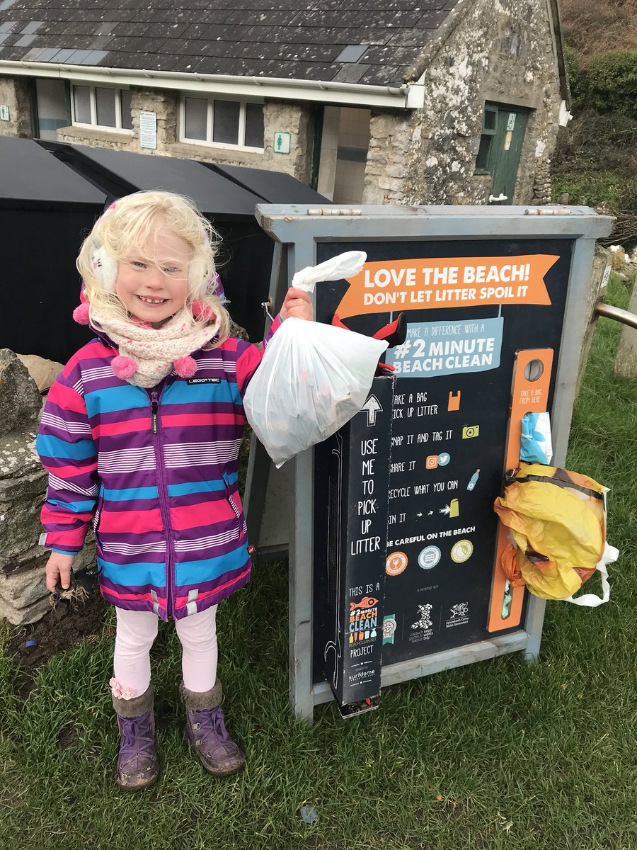 Always time for a #2minutebeachclean especially on Christmas Day, just a tad windy down at #Manorbier good for blowing the cobwebs away & cleaning up some #marinelitter too #BluePlanet2 #lookafterourplanet   🐚🐬 Merry Christmas 🎄🐋