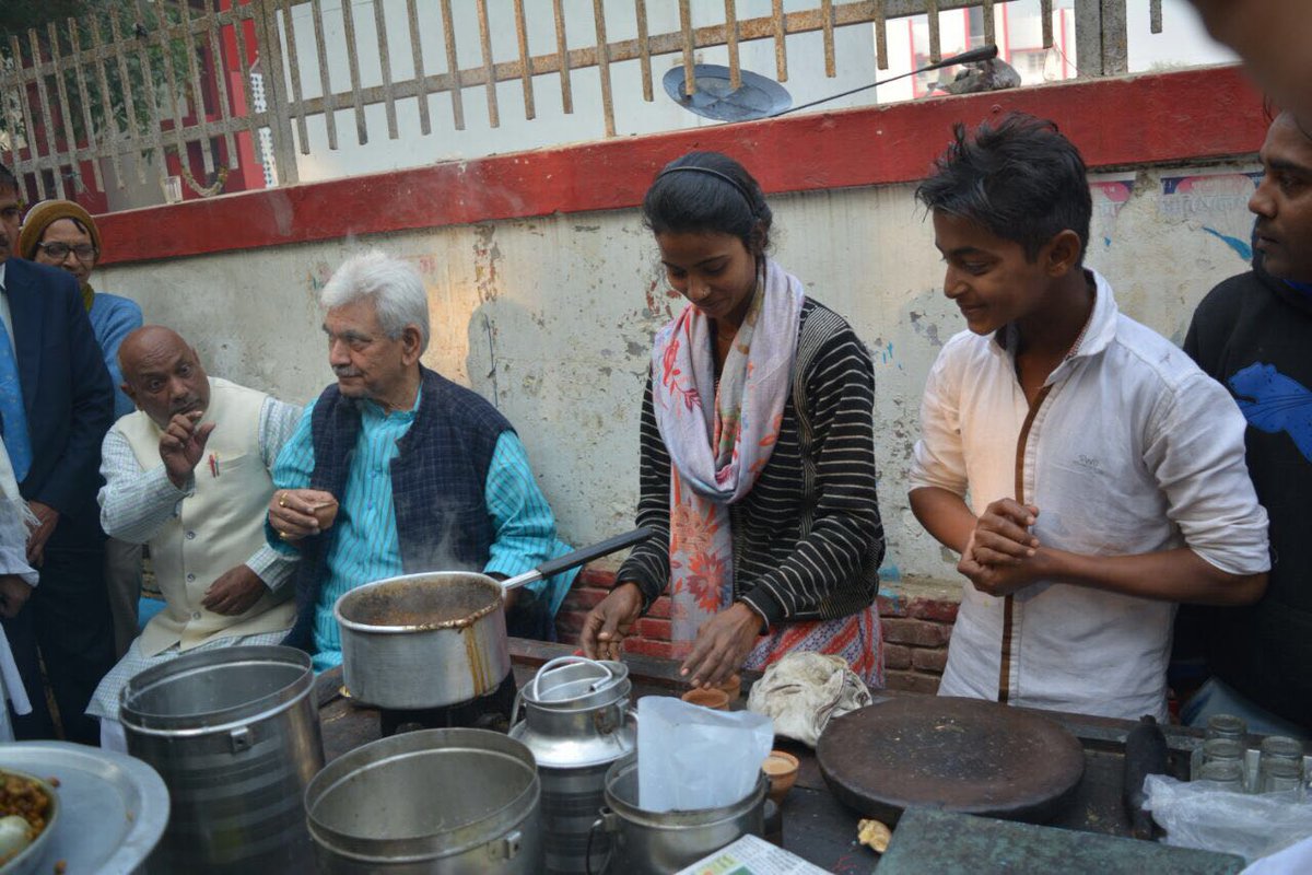 manojsinha_'s tweet photo. ताकि वह अपनी आगे की पढ़ाई पूरी कर सके । आज इस बच्ची की इच्छा के अनुरूप इसकी दुकान पर पहुँचा और उसे हौसले के साथ आगे बढ़ने के लिये प्रोत्साहित किया । https://t.co/K3itdTpVol