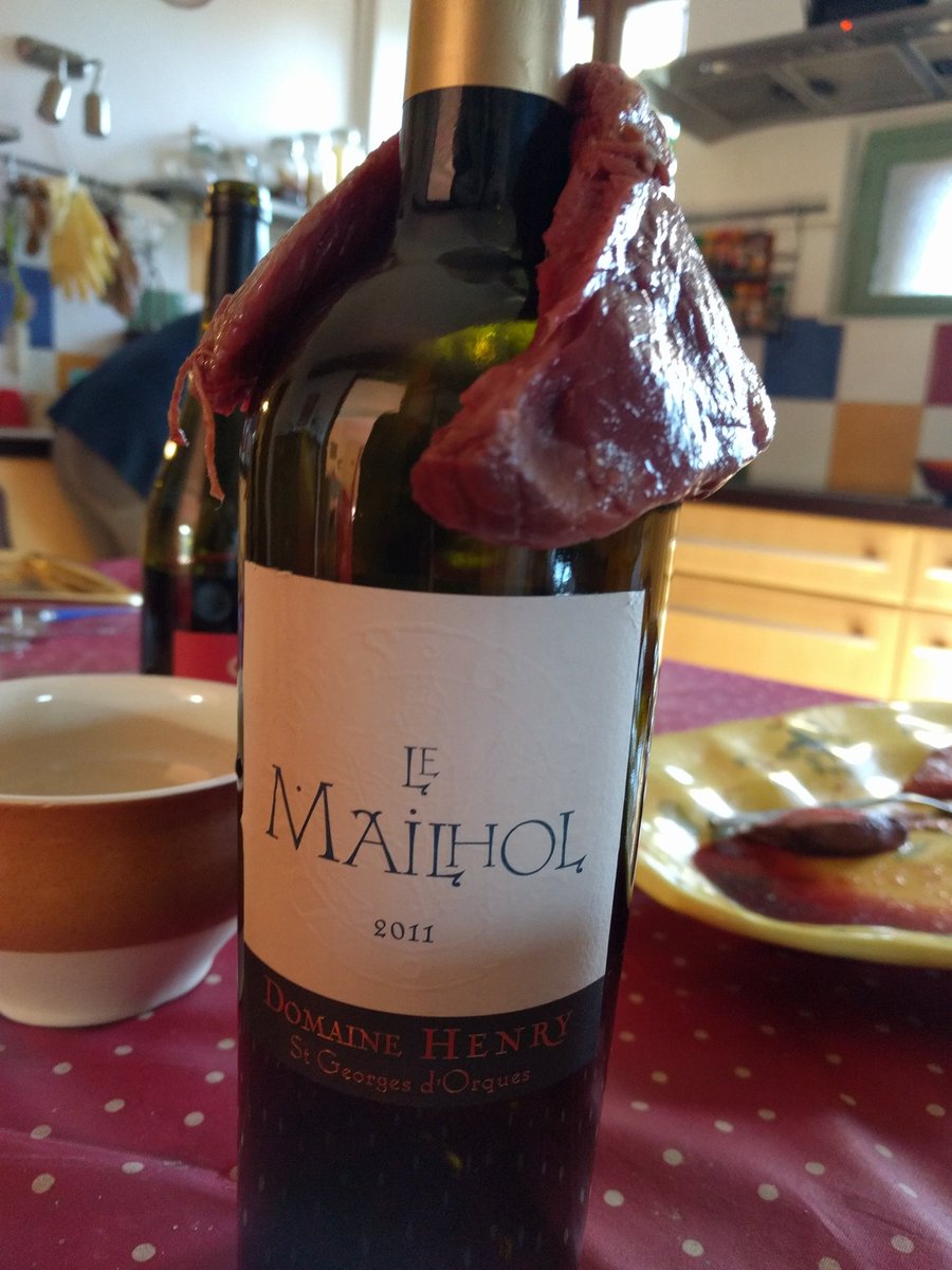 TempoChevrier's tweet photo. @missglouglou @VINSURVIN @Mat_Doumenge @Vinexplore @lawinetech @Lee__Corn @MySublivin @hautlignieres @VinoTeam @TellementSoif @ParolesetVin @lelieuduvin @AngeGardienVin @_GillesMoreau @LPBallon @CaveasyApp @GerbelleLaVie @romaincacace @pelissols @matpelissier @vinsbeaujolais @EasyBacchus @WODWineOnDemand @Hapiwine @TrocWine @serjee_app @iDealwine @gabrielmeffre @VilledeReims @BrunoPaillardSA @coqovins @vinosoftcom @champagneindep @ChampVigneron @PinotBleu_app @ViniTIC1 @OliveEtThome @MyVitiBox @In_MyCave @My_Oeno @Oenojet @LAVigneNum @BorieDeMaurel @AOCMinervois @Toulouse @AOCLanguedoc Bon. Contre-Kems #bottlebattle @lawinetech avec un #Mailhol du @DomaineHenry @Cru_SGO élégamment habillé Imperator en mode @ladygaga avec une belle viande saignante 🍖🍷 https://t.co/Osu21Esqbk