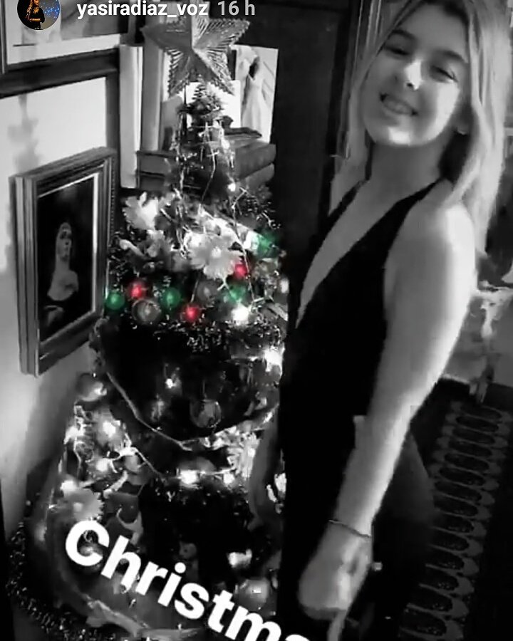 Feliz navidad a todos, especialmente a nuestra preciosa @YasiraLaVozKids 🎄🎉🎁🎊