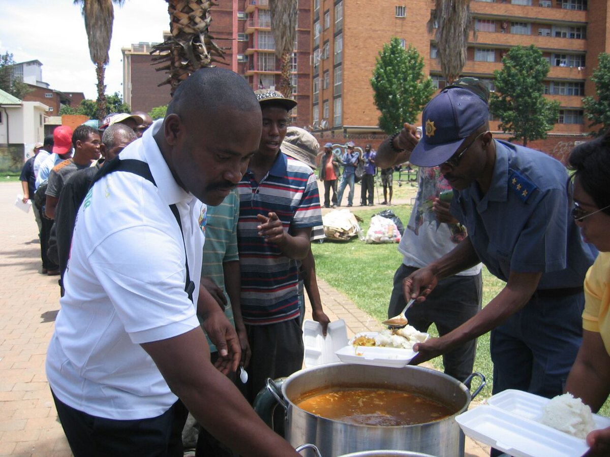 SAPoliceService's tweet photo. #sapsGP #SAPS members of Sunnyside partnered with Pastor Joachim Kpadenou of the Jesus Restoration Mission this Christmas and provided lunch for over one hundred and fifty homeless people at Jubilee Park, Sunnyside. SW https://t.co/qatf4ygInM