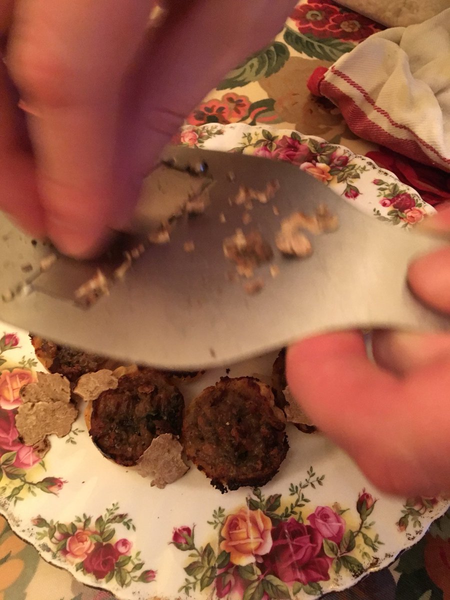 signorinagg's tweet photo. Christmas nibbles.... it has to incorporate white Alba truffle on a day like today courtesy of @TheSuperTuscan #christmas #canapes #albatruffles #brotherscooking #familytime ❤️ https://t.co/cRRKIAvUZe
